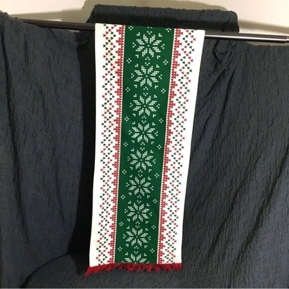 NWOT Christmas Design  Table Runner - Picture 1 of 4